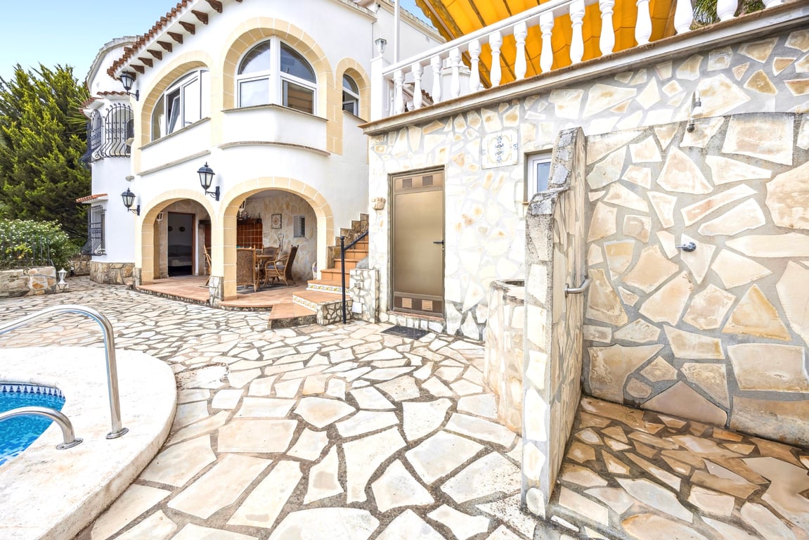 4-bed Villa in Dénia photo 3