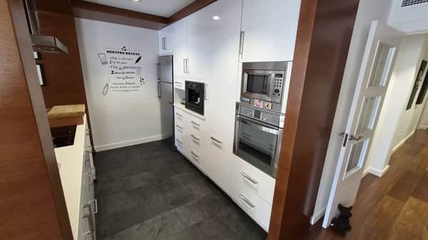 Luxueus gerenoveerd appartement met 4 slaapkamers en garage in het centrum van Torrevieja