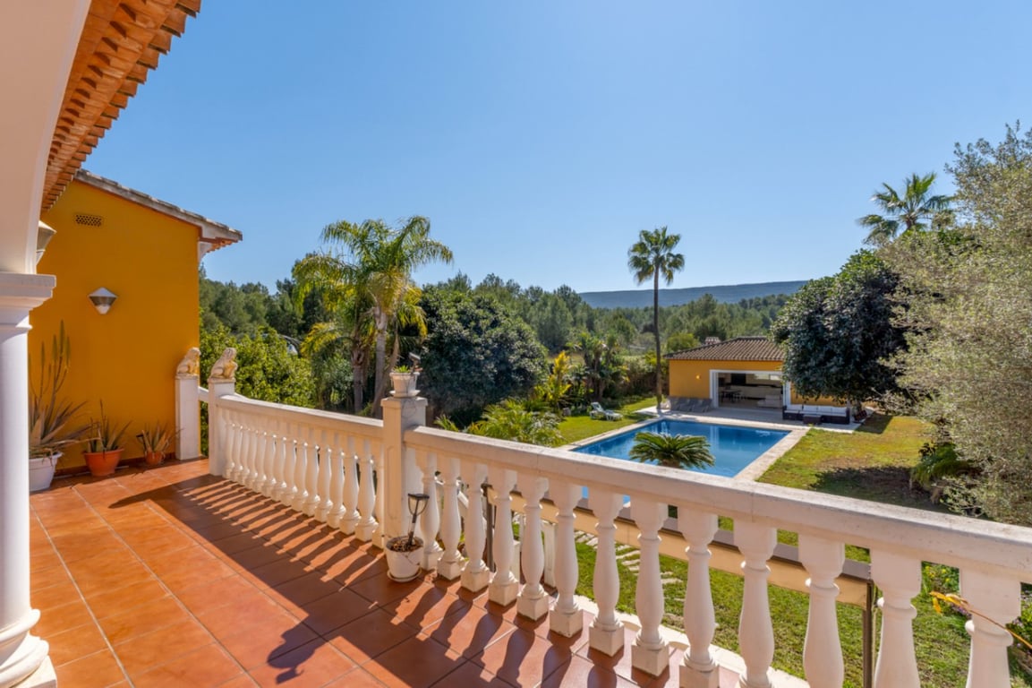 Villa en una excepcional zona tranquila, con vistas abiertas y gran potencial - 6