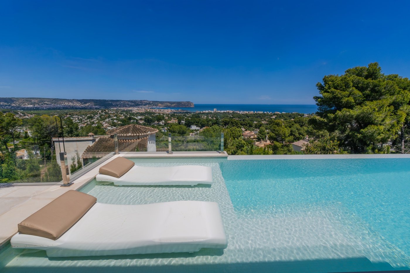 Villa exclusiva y moderna en Jávea con vistas al mar