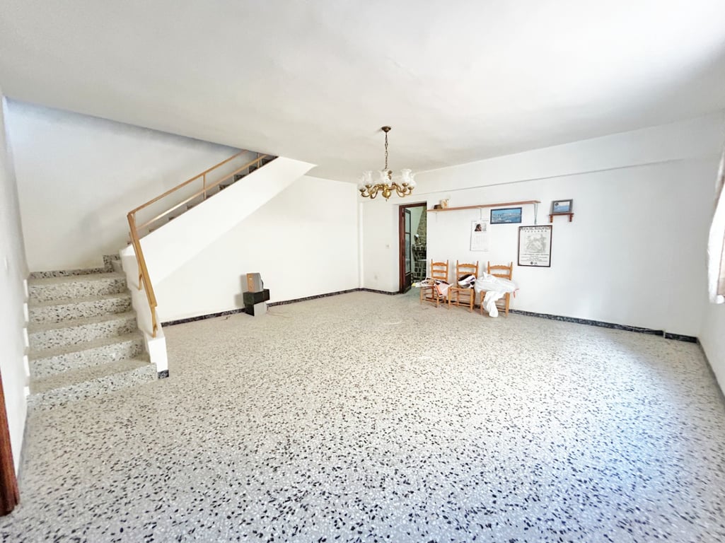 Gran oportunidad de inversión cerca del centro de Benissa – Casa adosada con garaje pra 6 coches  y gran terraza solarium - 2