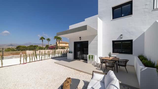 Vil·la in Busot, zona Bonalba Golf (Alicante), 3-bed, 130m²
