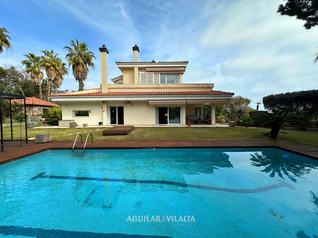 Exclusive villa in Can Teixidó with sea views