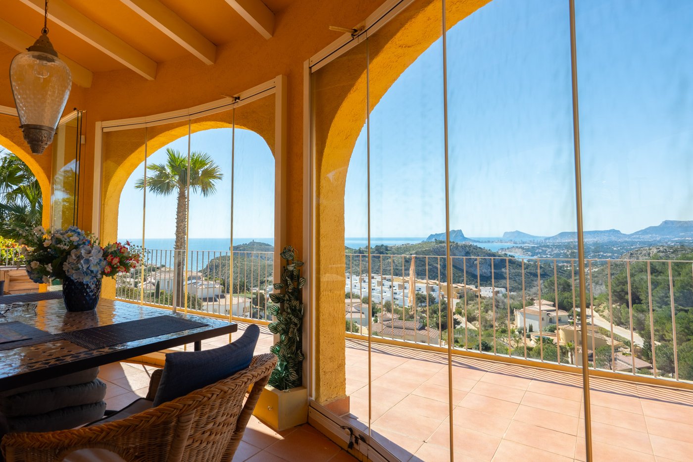 Traditional Villa with Guest Apartment and Panoramic Sea Views in Cumbre del Sol