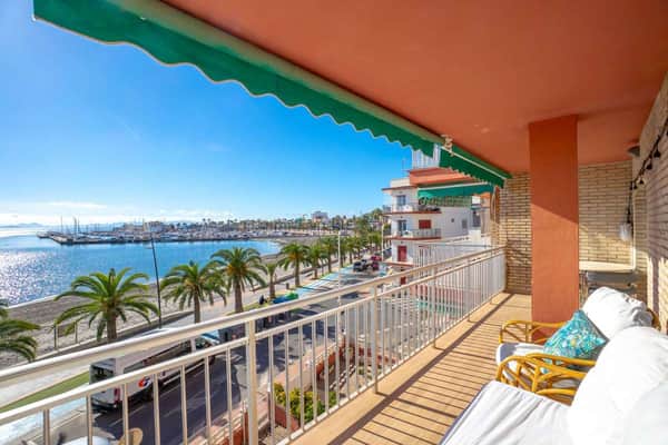 Appartement aan het strand met 3 slaapkamers en zeezicht in Lo Pagán
