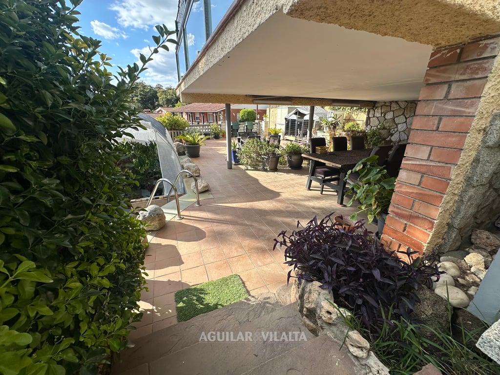 Vistas despejadas con piscina - 18
