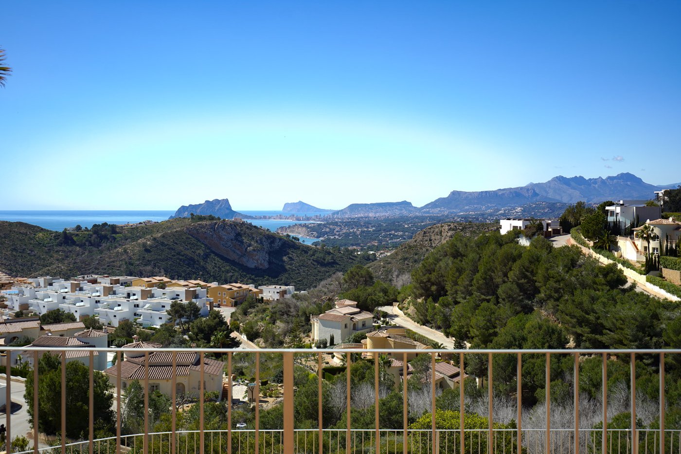 Traditional Villa with Guest Apartment and Panoramic Sea Views in Cumbre del Sol