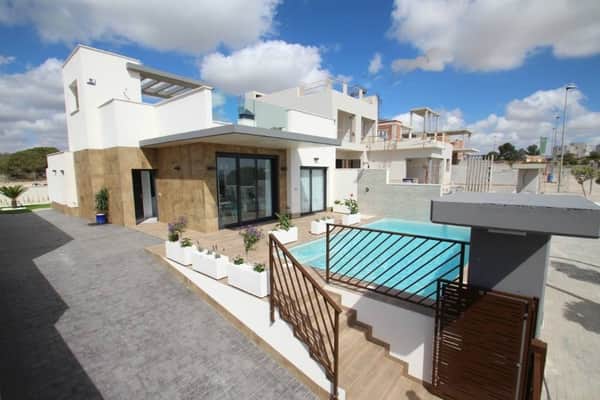 Nieuwbouwvilla met 3 slaapkamers en privézwembad in San Miguel de Salinas
