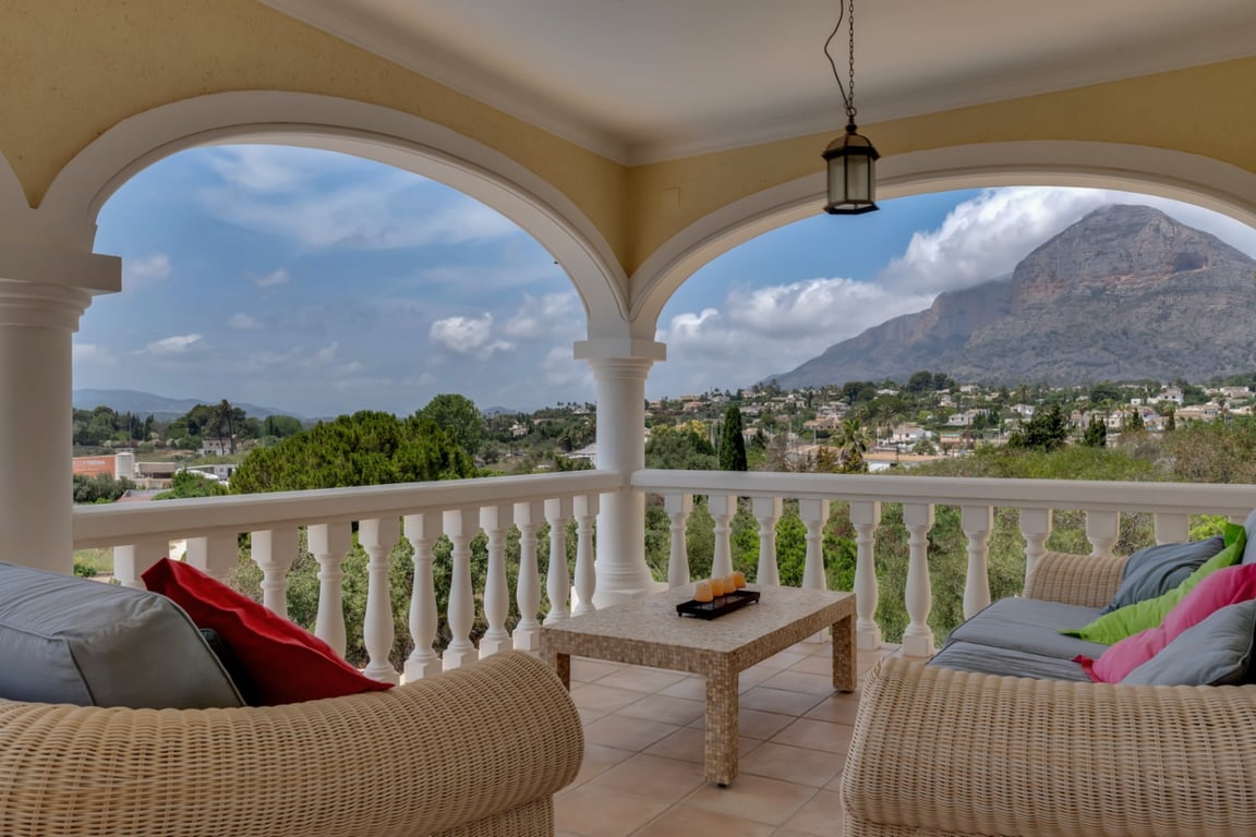 Villa con vistas abiertas en zona tranquila próxima al centro del pueblo de Jávea - 4