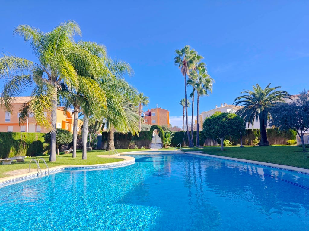 Apartamento 2 dormitorios con piscina al lado del mar, zona Las Brisas - 24