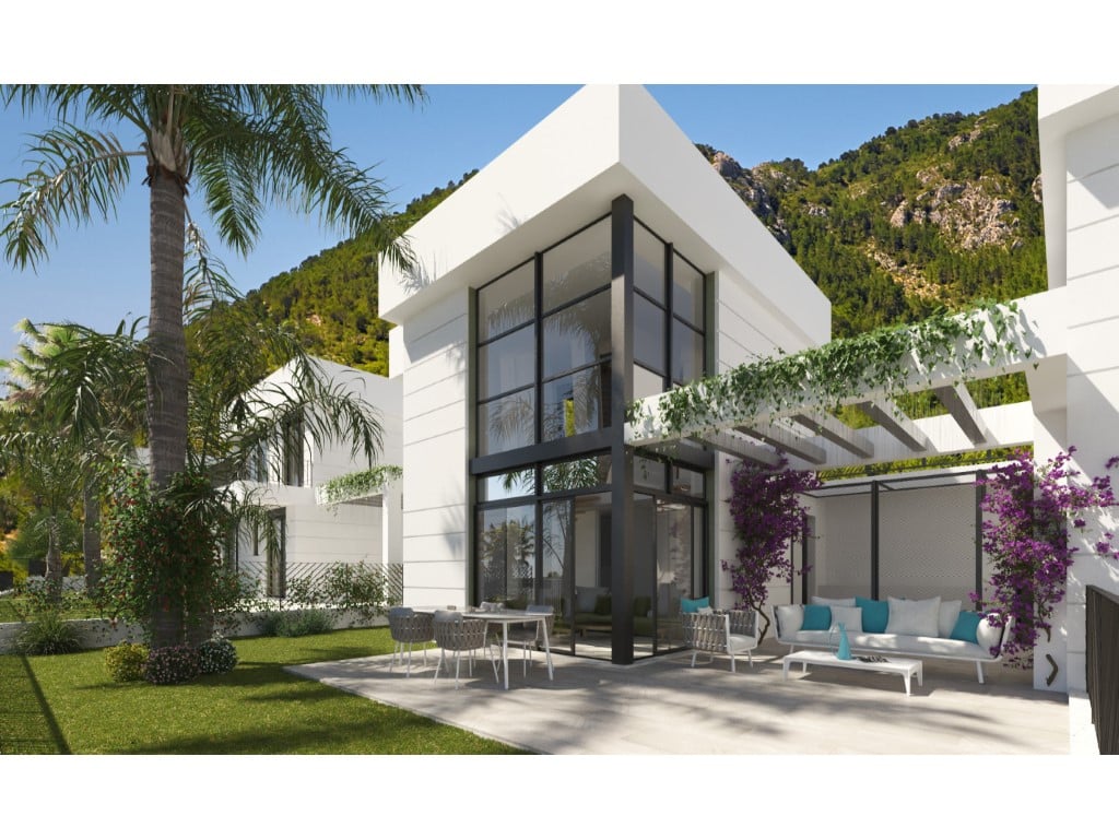 Exclusive 3-bed villa with sea views in gated urbanization