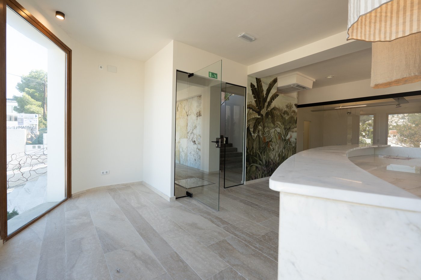 Commercial property with 3‑bed apartment and terraces in Moraira–Benissa