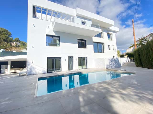 Villa with pool in Calpe, 4-bed, 280m²