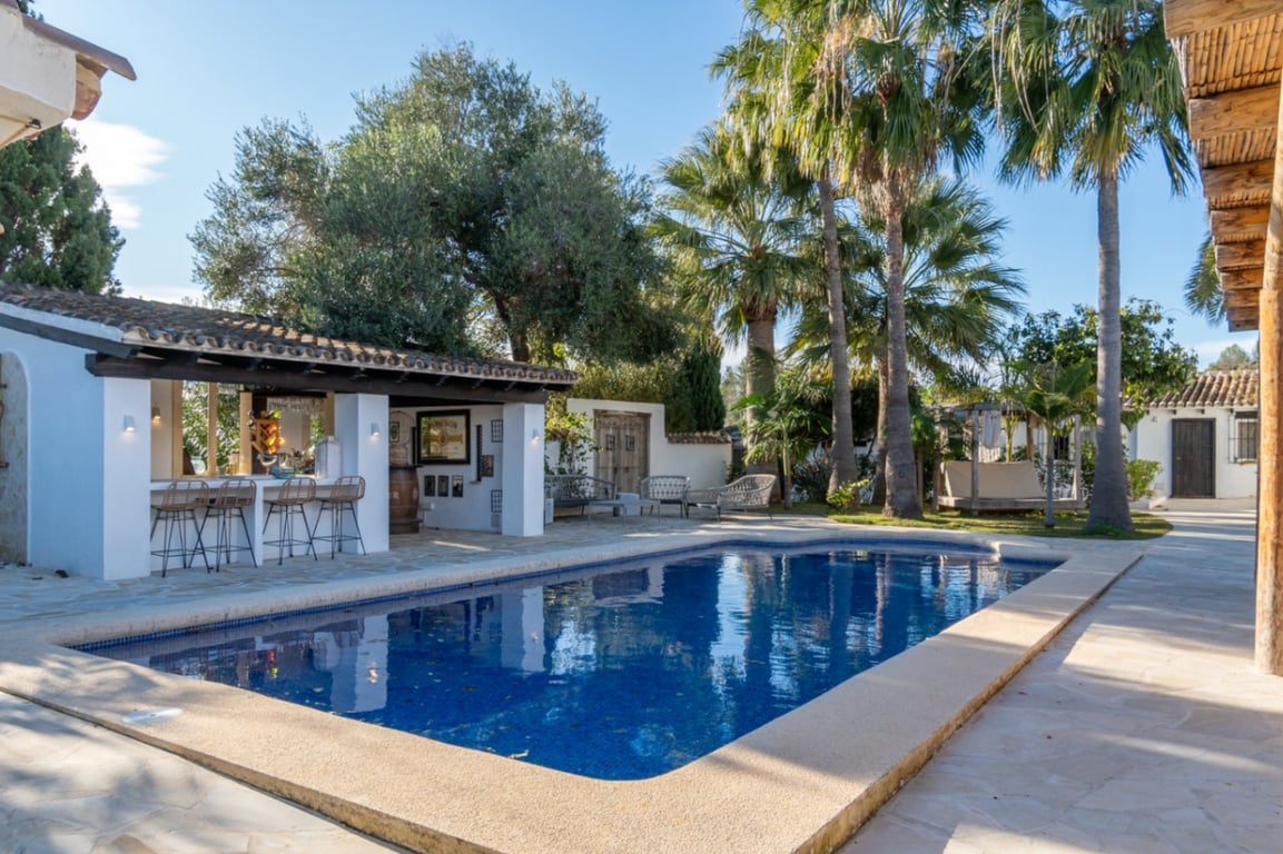 Exclusiva finca completamente reformada con gran parcela de 11.367 m2 - 4