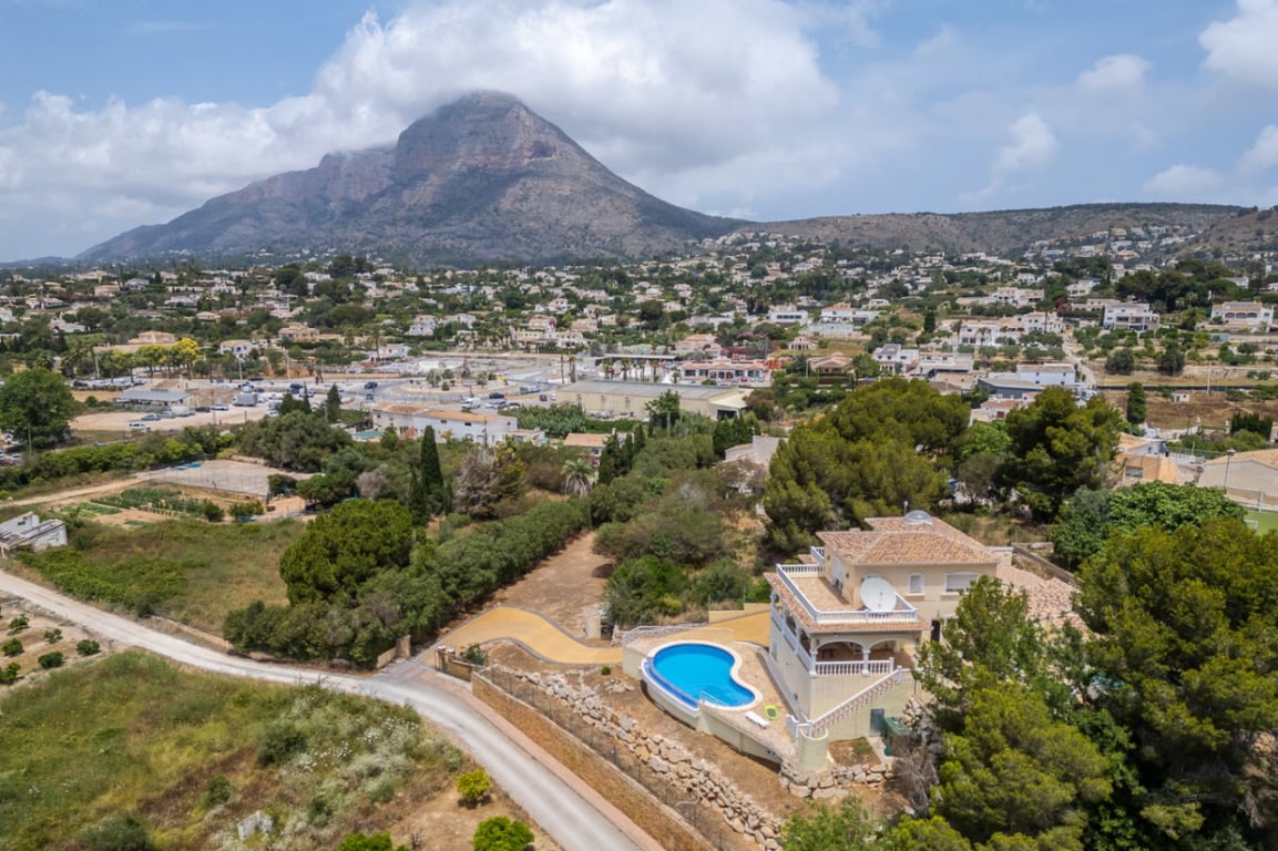 Villa con vistas abiertas en zona tranquila próxima al centro del pueblo de Jávea - 40