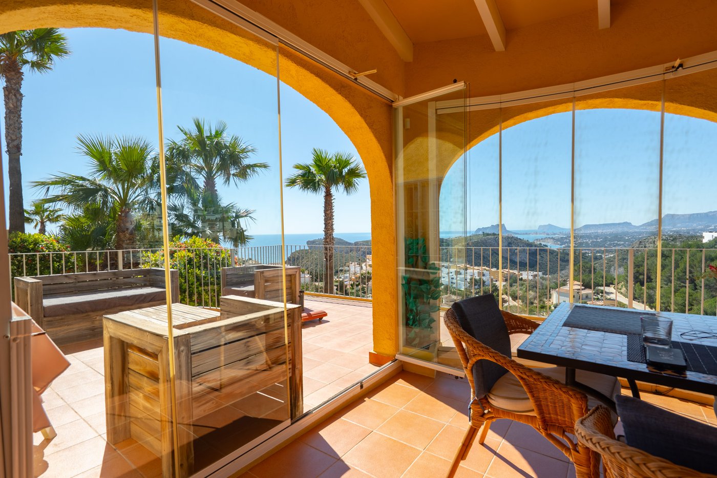 Traditional Villa with Guest Apartment and Panoramic Sea Views in Cumbre del Sol