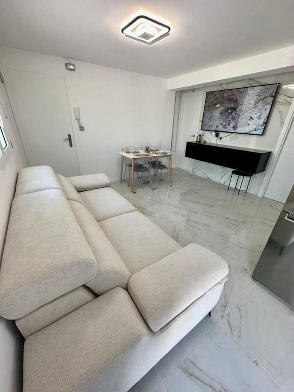 Piso renovado de 2 dormitorios en el centro de Denia - 2