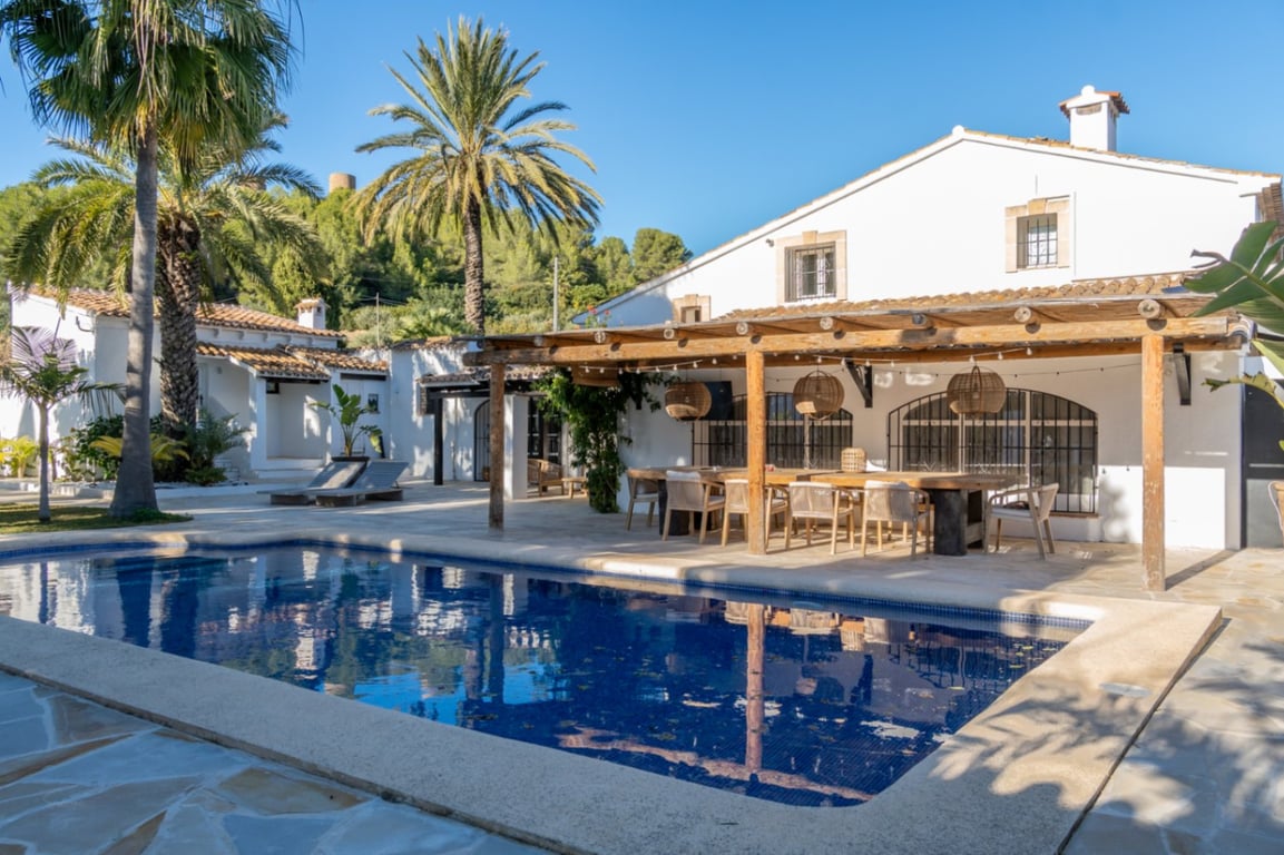 Exclusiva finca completamente reformada con gran parcela de 11.367 m2 - 3