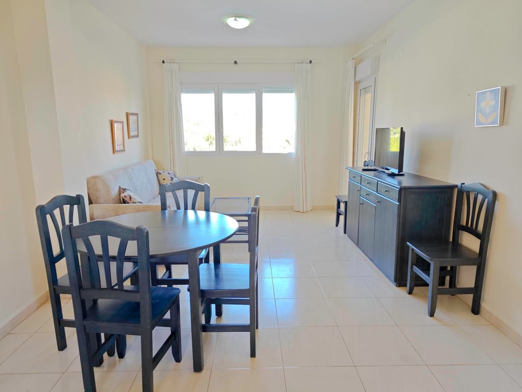 Apartamento 2 dormitorios con piscina al lado del mar, zona Las Brisas - 17