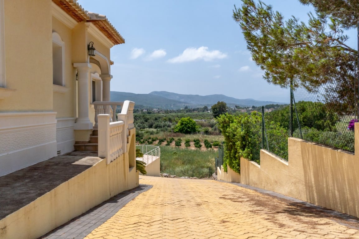 Villa con vistas abiertas en zona tranquila próxima al centro del pueblo de Jávea - 50