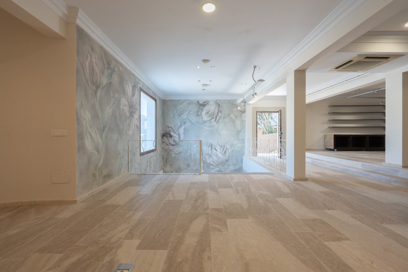 Commercial property with 3‑bed apartment and terraces in Moraira–Benissa
