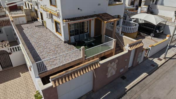Rijwoning met 6 slaapkamers in Torrevieja