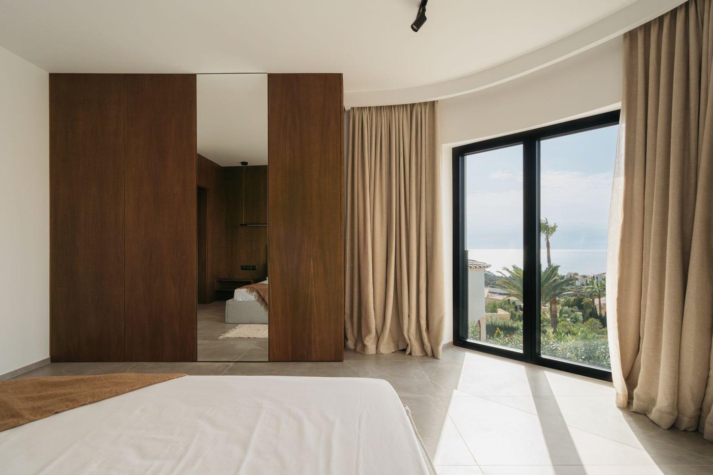 Elegant Fully Refurbished Villa — 412 m², 5 Bedrooms, Pool (5 mins to Moraira)