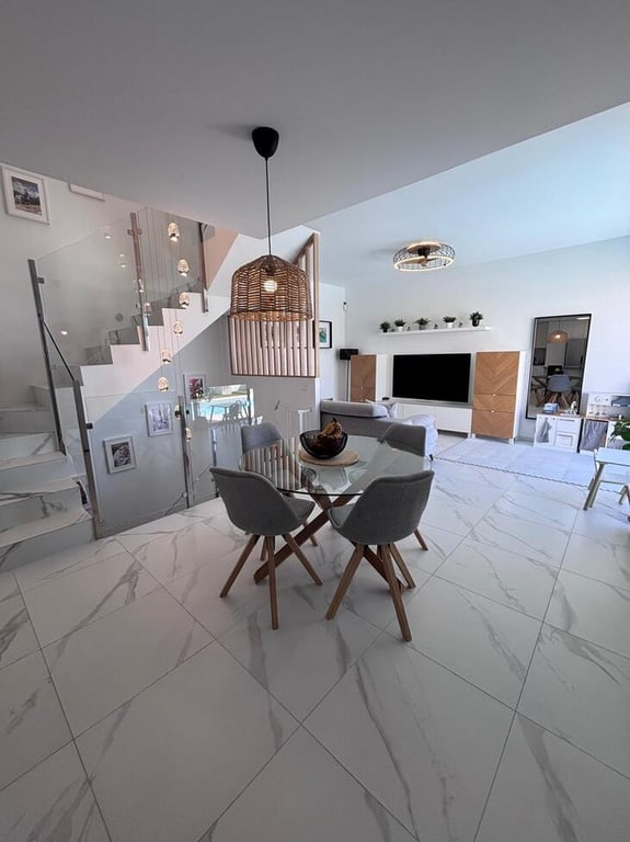 Property #RH21342 - 8