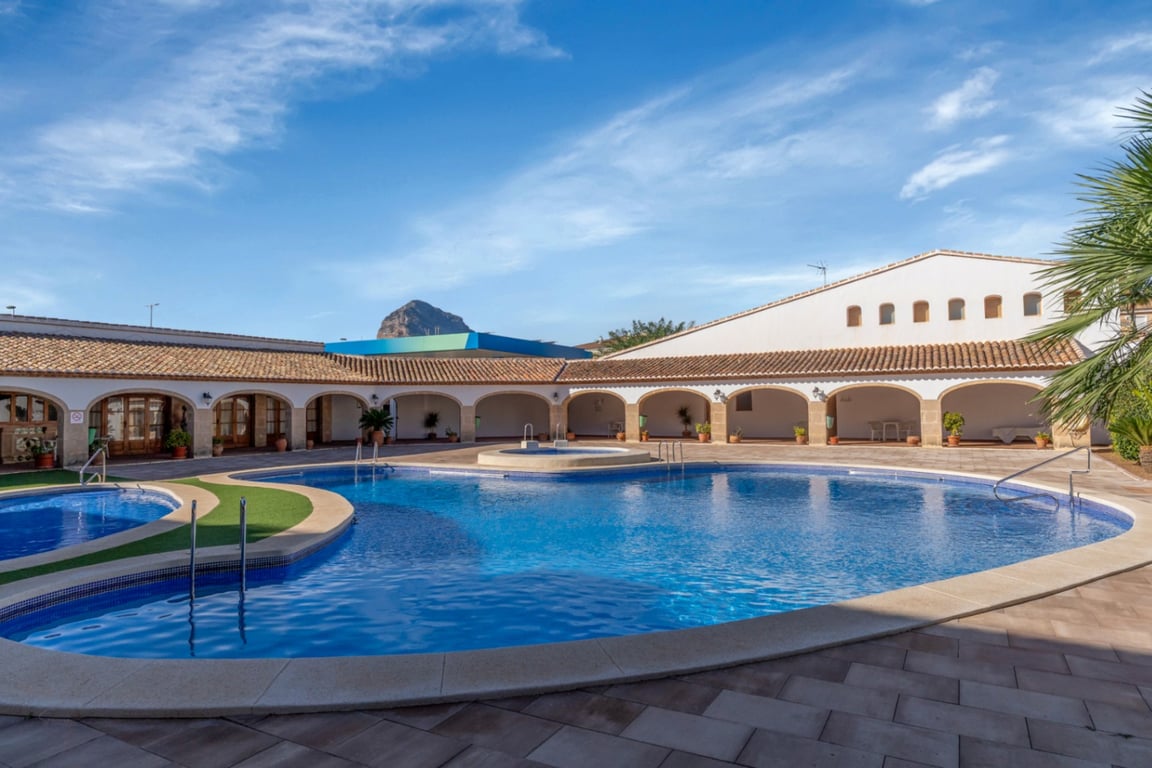 Exclusivo Adosado en Jávea, a 500m. del mar, con 4 dormitorios y piscina comunitaria - 4