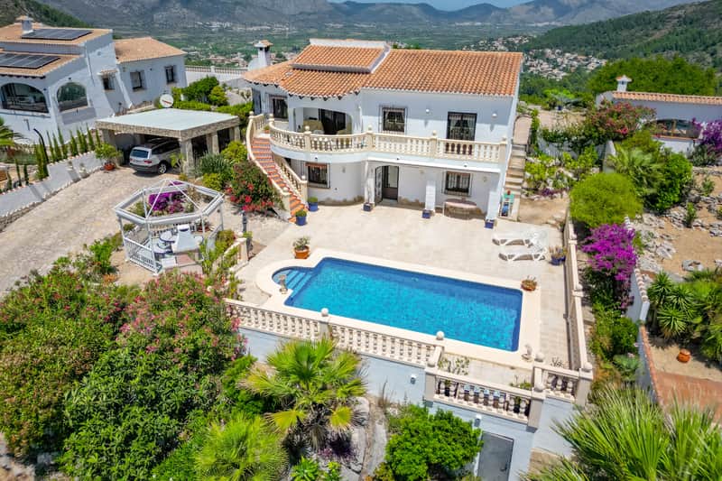 Ruime 5-slaapkamer villa met bergzicht in Orba