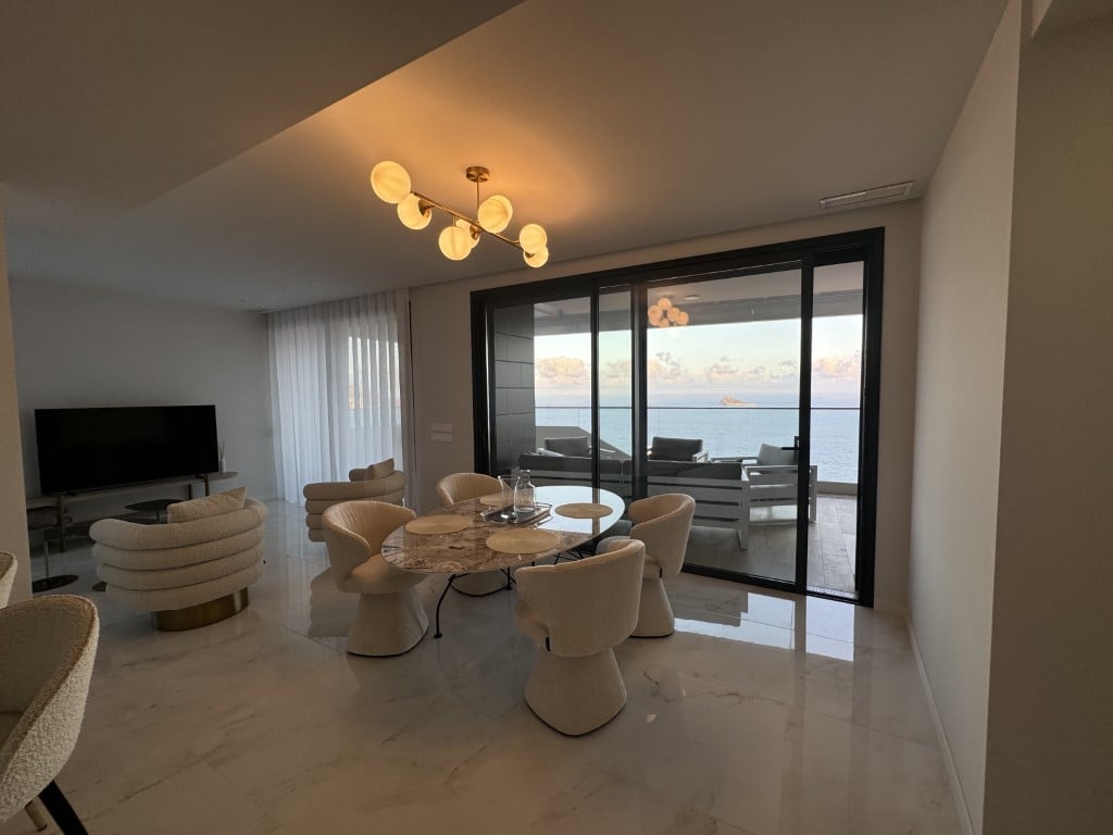 33rd-floor flat with panoramic terrace and city views — living room