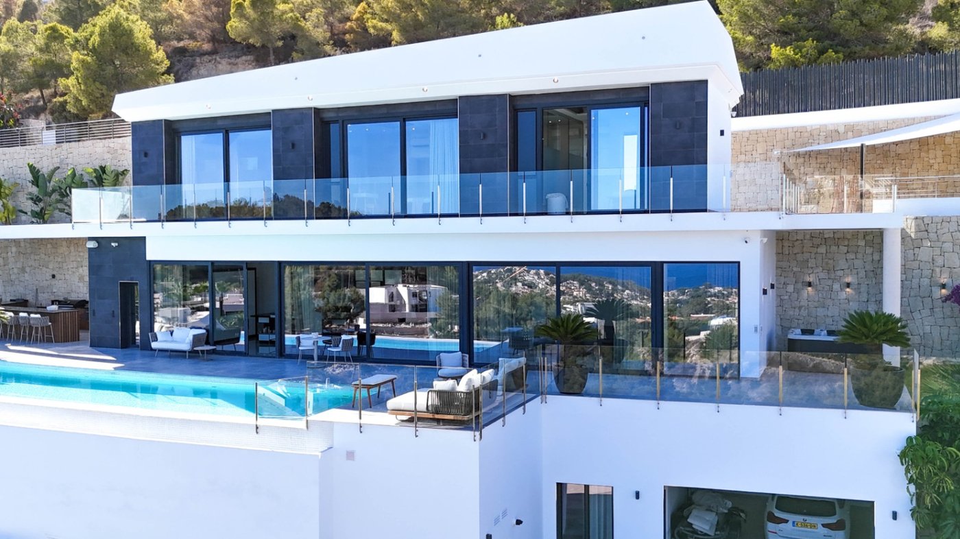 Villa Leonora - Elegant 3-Bedroom Villa with Sea & Mountain Views