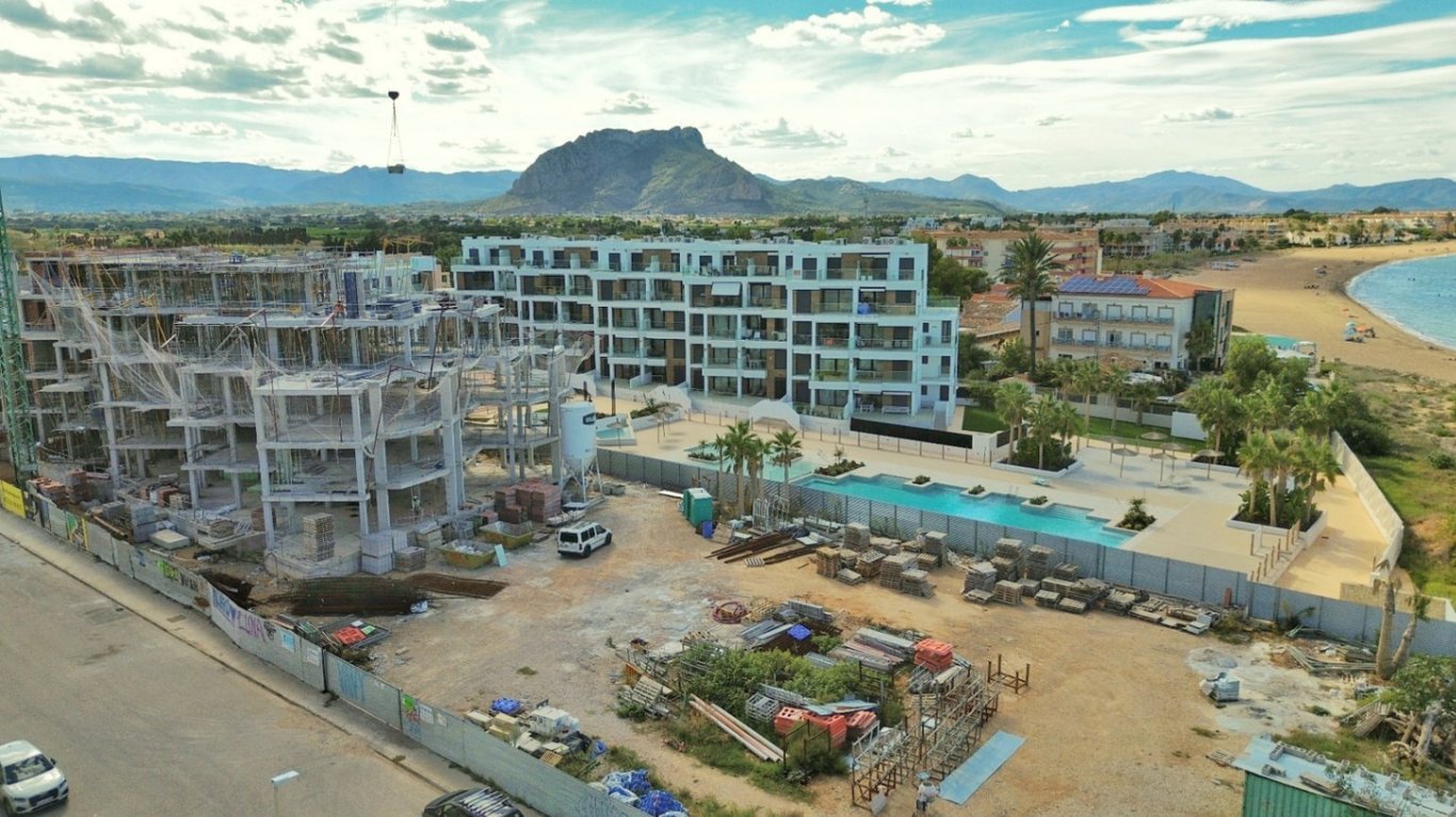 Apartamento de obra nueva en primera línea en playa en Dénia - 4