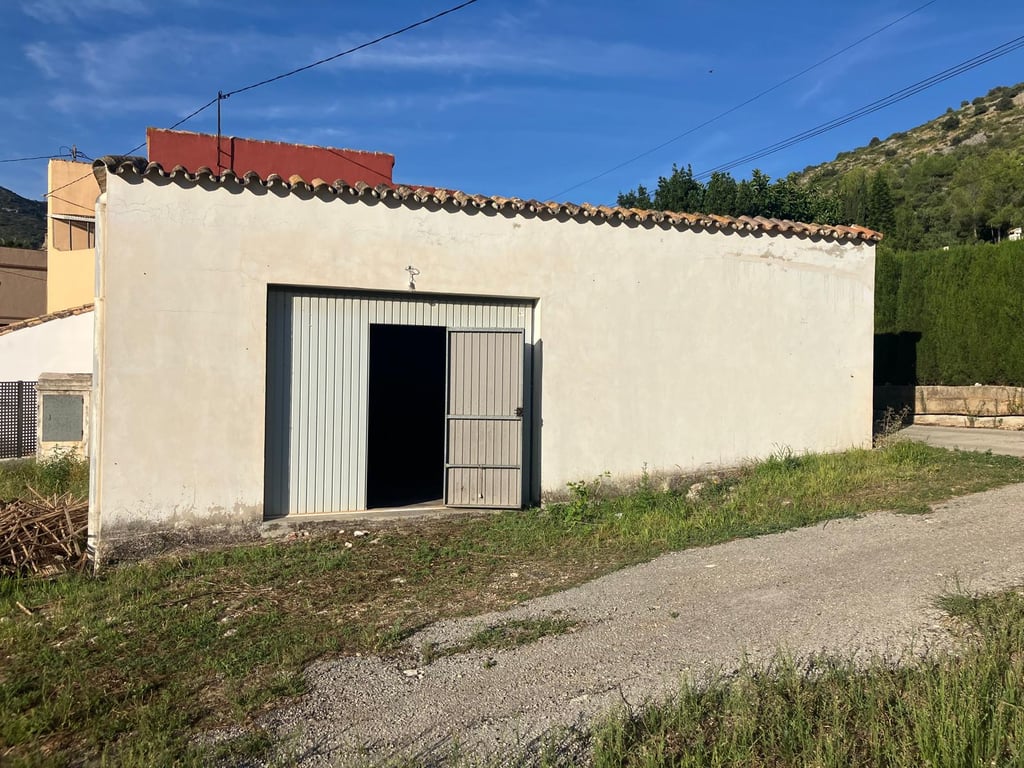 Parcela urbana con una construcción en su perimetro en La Llosa de Camacho - 2