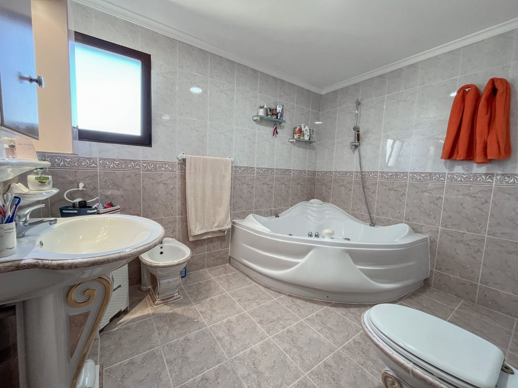 Casa a la venta en Dénia con licencia activa de restaurante en Las Marinas, a 500 m del mar, km - 20