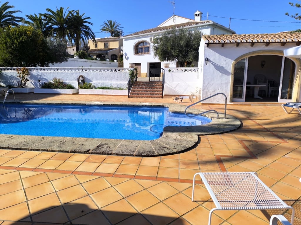 Villa en venta en el corazón del casco antiguo de Jávea con vistas al mar y parcela privada - 2