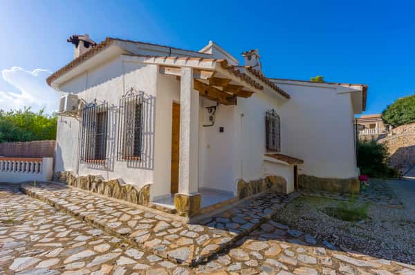 Bungalow independiente con jardín y piscina comunitaria cerca de El Portet, Moraira