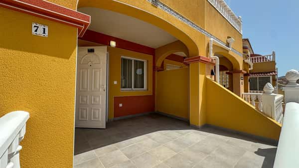 Volledig gerenoveerde geschakelde woning op het zuiden in Cabo Roig
