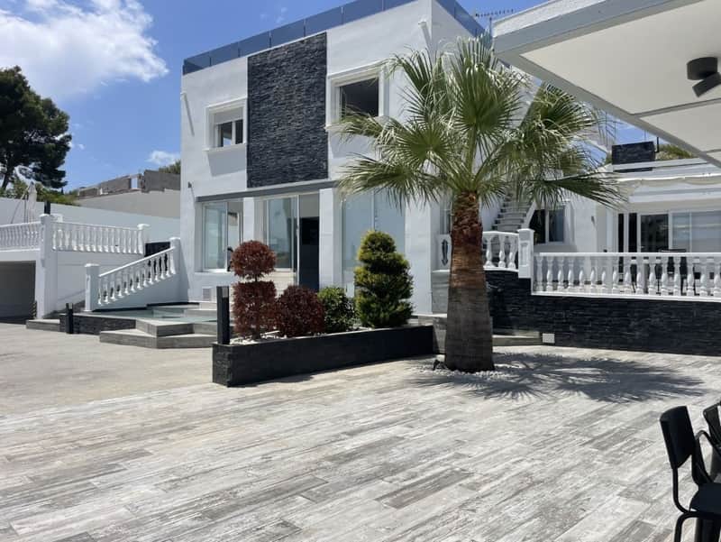 Luxe villa met zeezicht en ruime tuin in Moraira