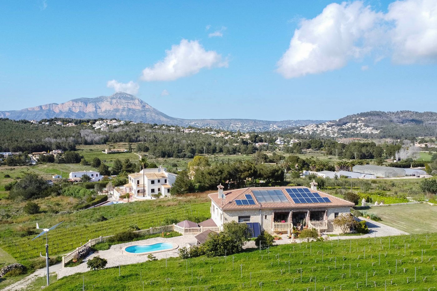 Villa mediterránea con viñedo, piscina y vistas panorámicas al Montgó