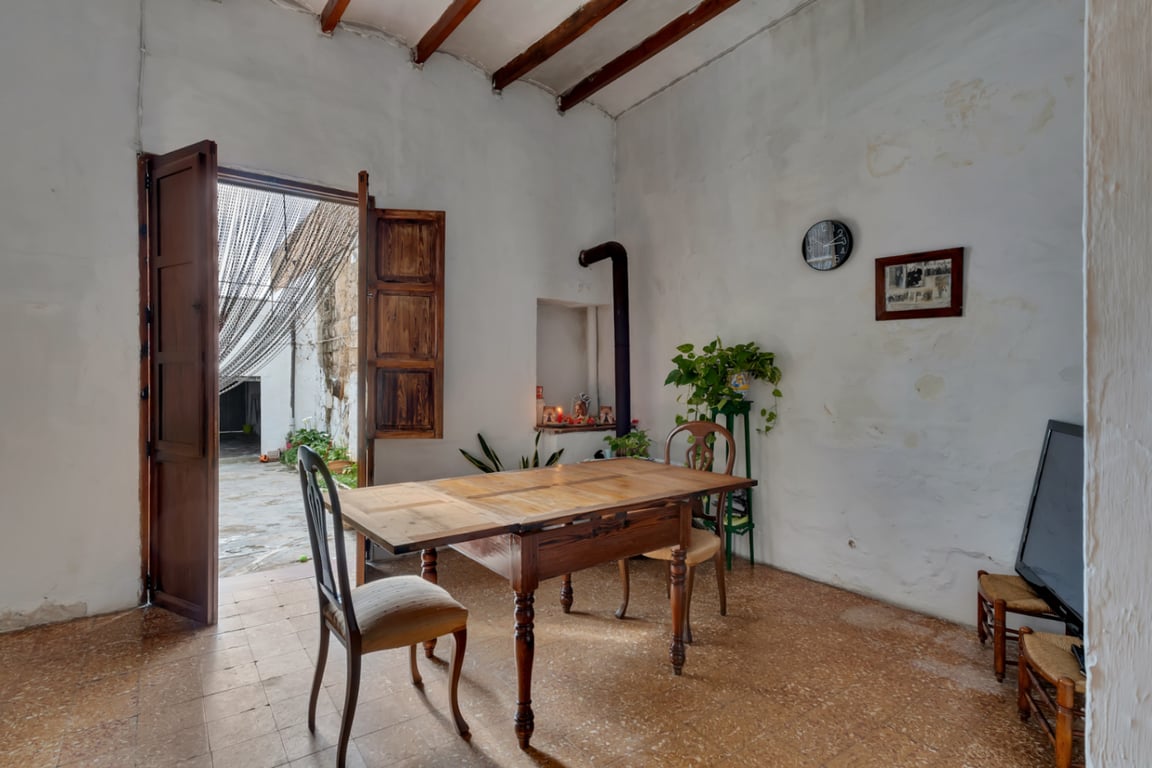 Casa de pueblo con garaje, espacioso patio interior y posibilidad de ampliar la propiedad - 15