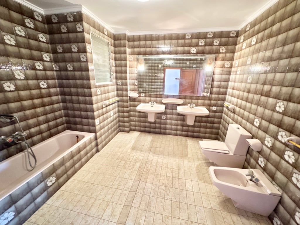 Oportunitat: Edifici amb Jardí de 180 m² i Terrassa amb Vistes al Mar - 18