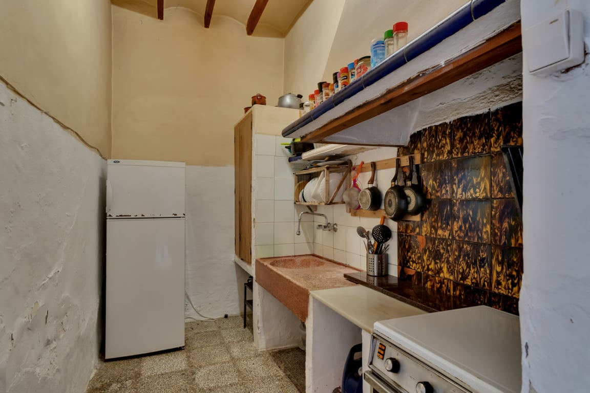 Casa de pueblo con garaje, espacioso patio interior y posibilidad de ampliar la propiedad - 14