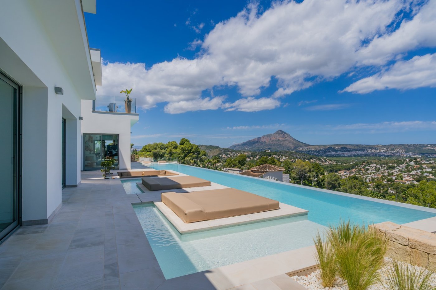 Villa exclusiva y moderna en Jávea con vistas al mar