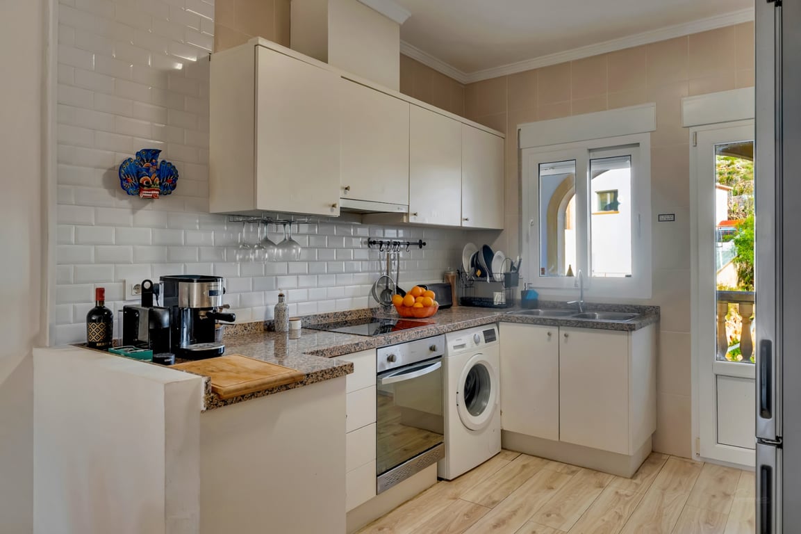 Adosado con una gran terraza con orientación Sur y piscina - 13