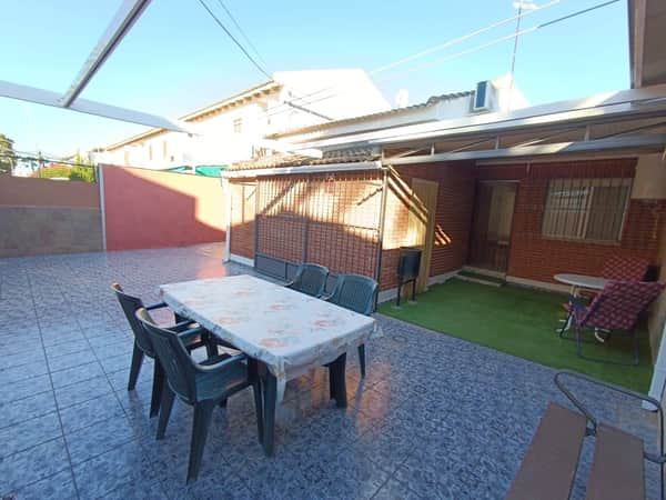 Gerenoveerde halfvrijstaande woning met 3 slaapkamers op 200 m van zee in Los Cuarteros