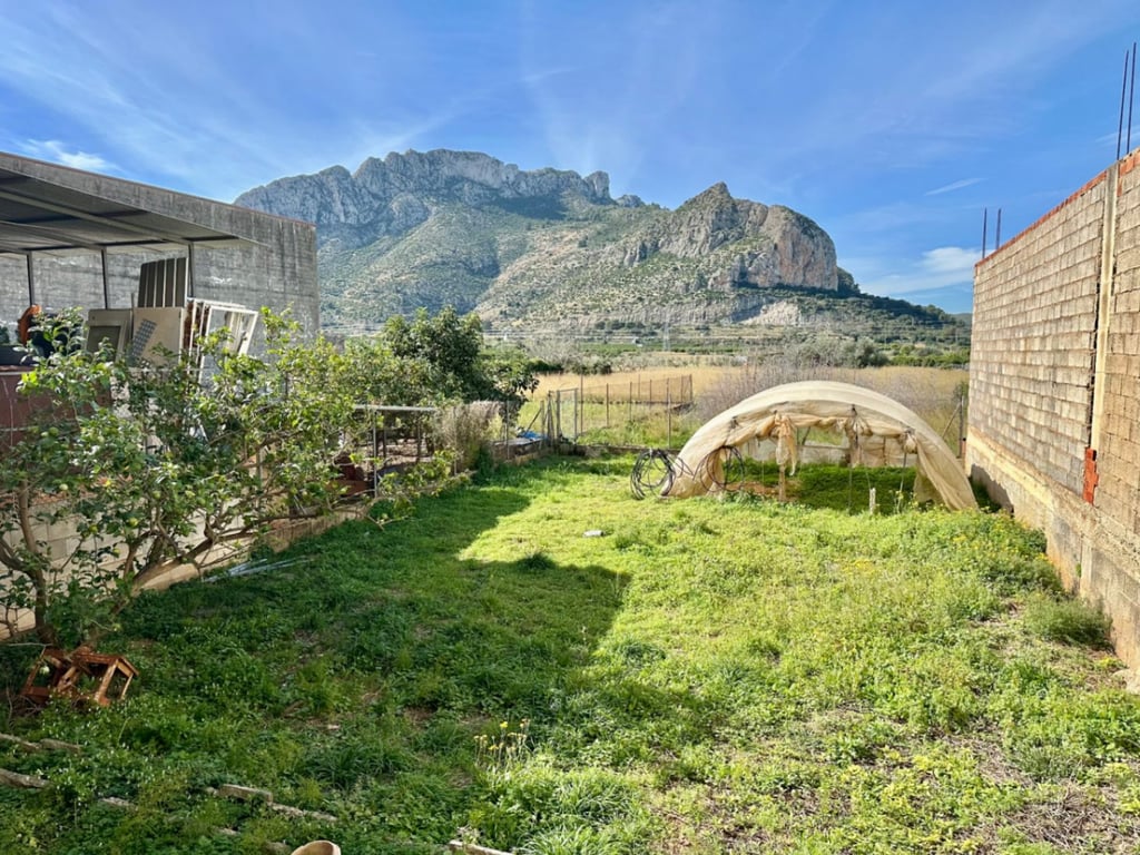 Oportunitat: Edifici amb Jardí de 180 m² i Terrassa amb Vistes al Mar - 2