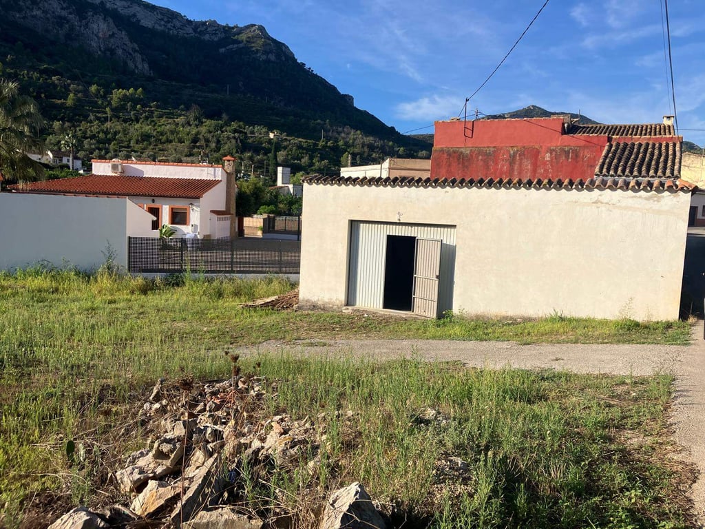 Parcela urbana con una construcción en su perimetro en La Llosa de Camacho - 6