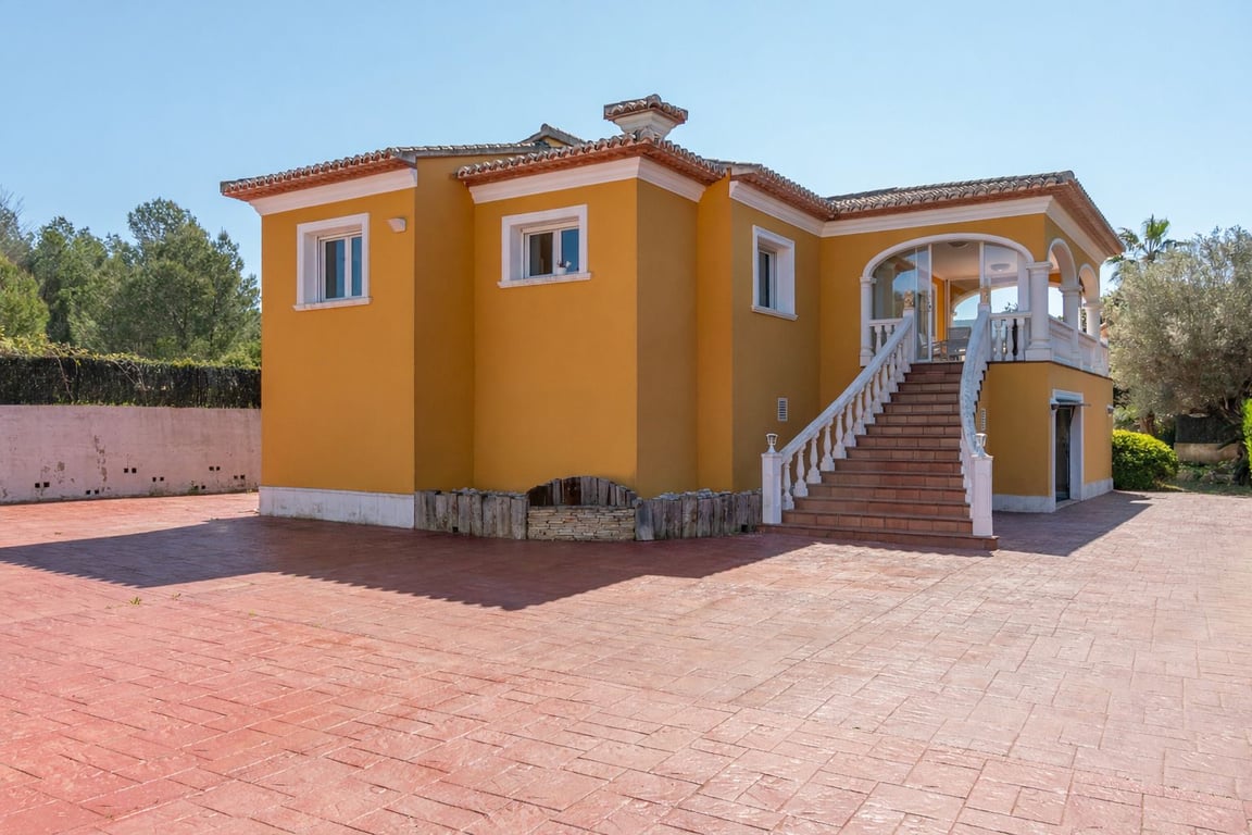 Villa en una excepcional zona tranquila, con vistas abiertas y gran potencial - 8