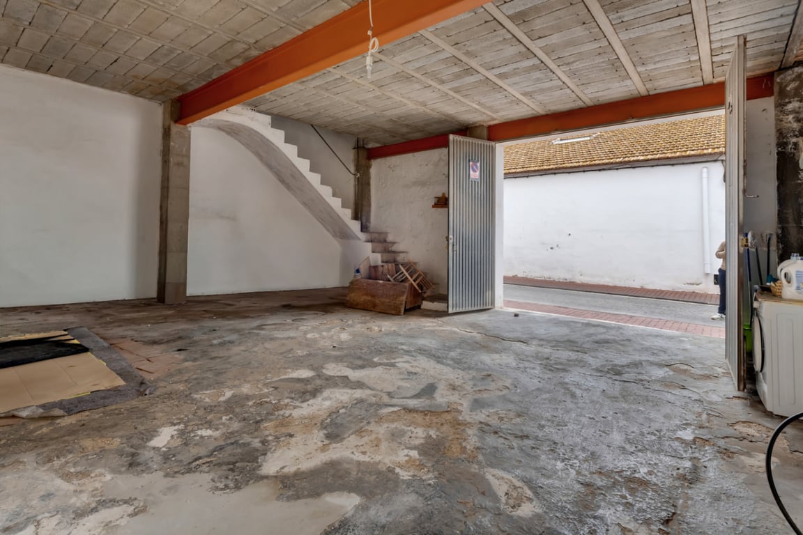 Casa de pueblo con garaje, espacioso patio interior y posibilidad de ampliar la propiedad - 17